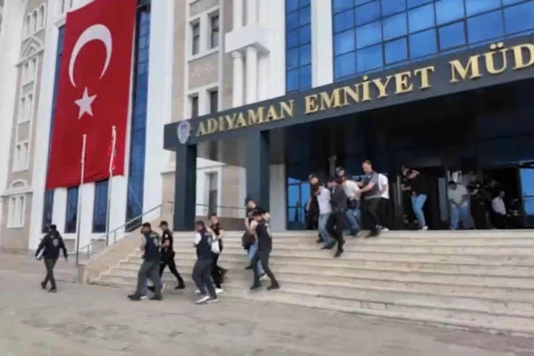Adıyaman'da yasa dışı bahis ve dolandırıcılık operasyonunda tutuklanan şüpheliler
