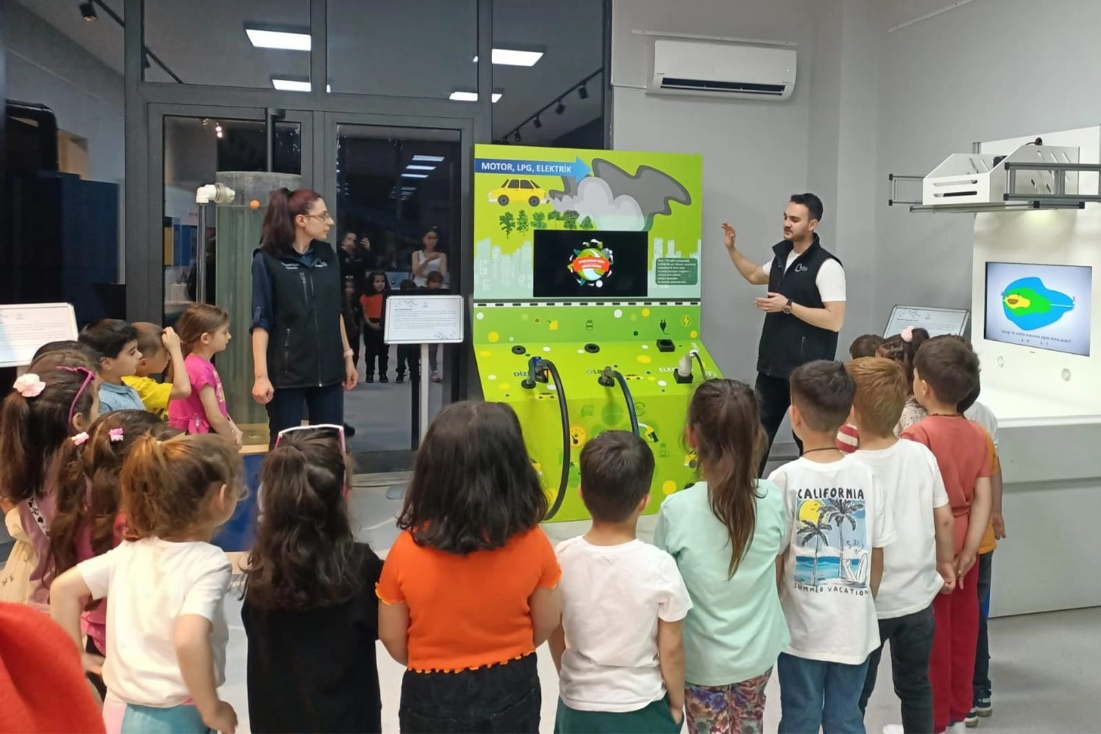 Balıkesir'de düzenlenen bilim ve çevre etkinliğine katılan çocuklar