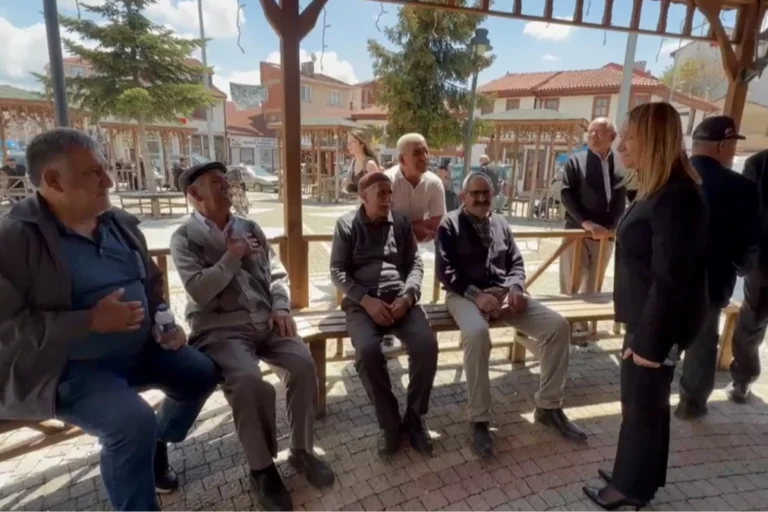 Pazaryeri Belediye Başkanı Zekiye Tekin, ilçe sakinleriyle bir araya gelerek sohbet ediyor.