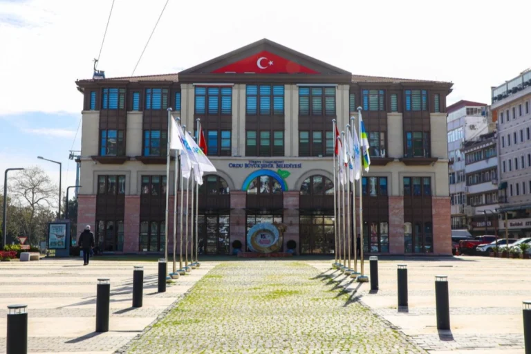 Ordu Büyükşehir Belediyesi Kurban Bayramı hazırlıklarını tamamlarken, ekipler görev başında.