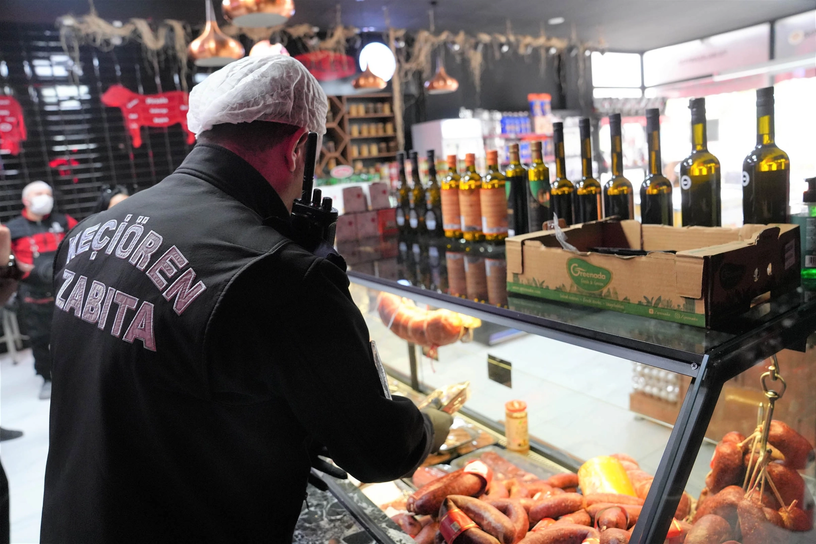 Keçiören'de Kurban Bayramı öncesi zabıta ekiplerinin market ve iş yerlerindeki denetimlerinden bir görüntü