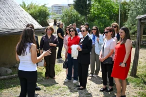 İzmir'de başkan eşleri Bornova'da buluştu, tarih, tarım ve teknoloji yatırımlarını inceledi.