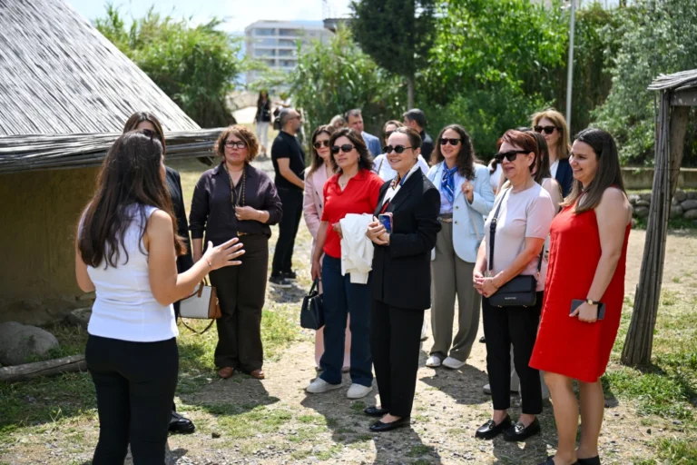 İzmir'de başkan eşleri Bornova'da buluştu, tarih, tarım ve teknoloji yatırımlarını inceledi.