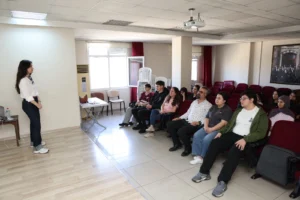Çiğli Belediyesi'nin sınav kaygısı seminerinde öğrencilere psikolojik destek