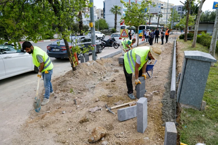 Antalya Mevlana ve Falez caddeleri arasındaki yenilenen kaldırımlar ve peyzaj alanları