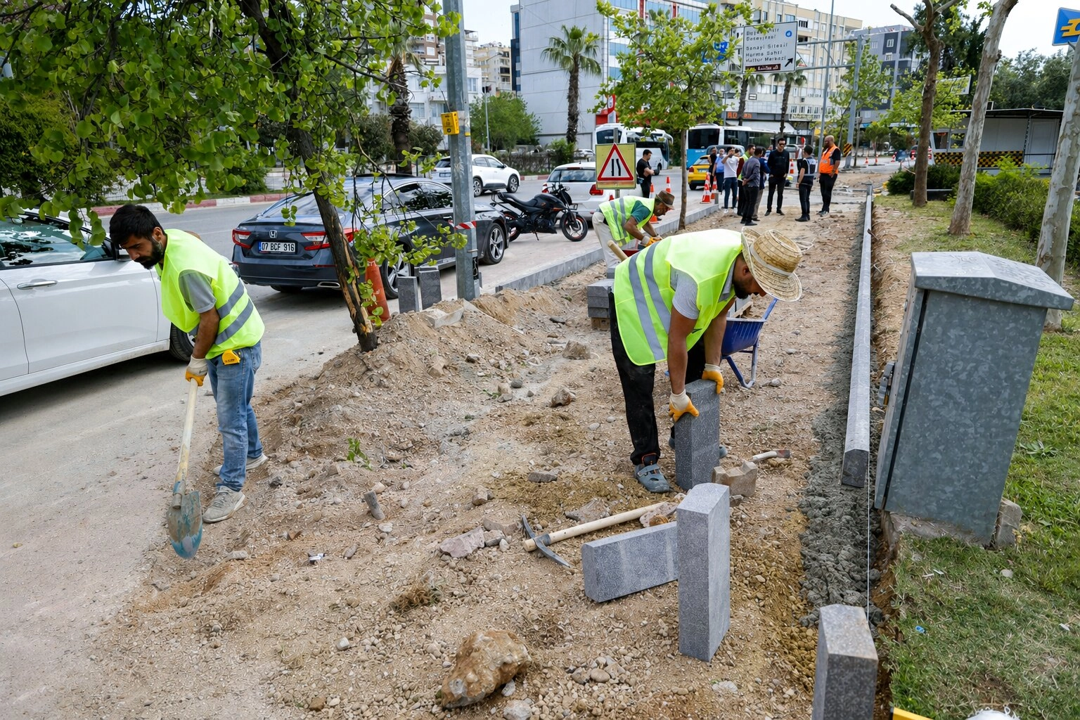 Antalya Mevlana ve Falez caddeleri arasındaki yenilenen kaldırımlar ve peyzaj alanları