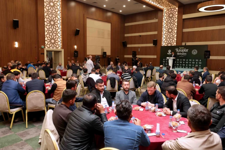Karatay Belediye Başkanı Hasan Kılca'nın kasaplarla Kurban Bayramı hazırlıkları hakkında yaptığı toplantı