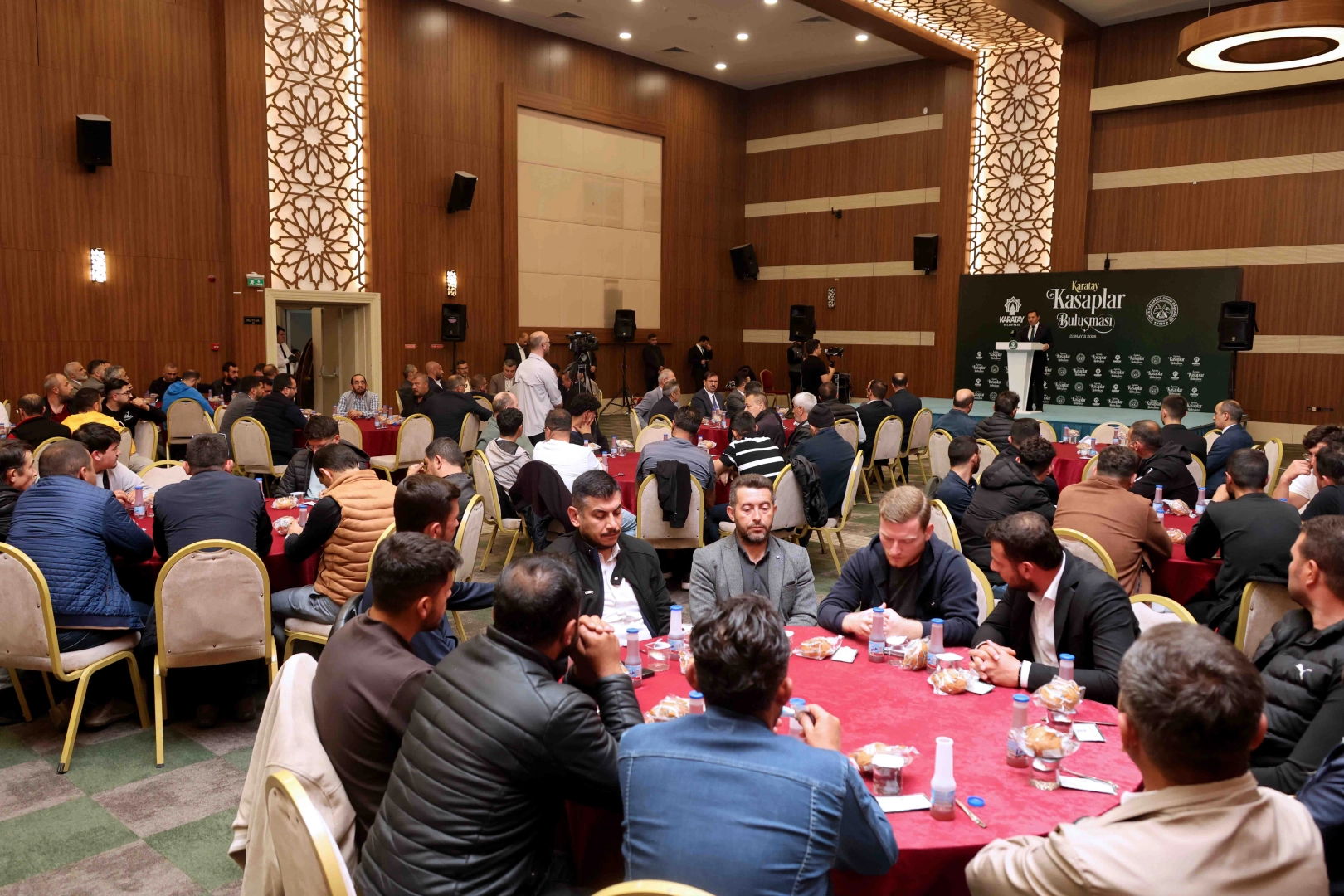 Karatay Belediye Başkanı Hasan Kılca'nın kasaplarla Kurban Bayramı hazırlıkları hakkında yaptığı toplantı