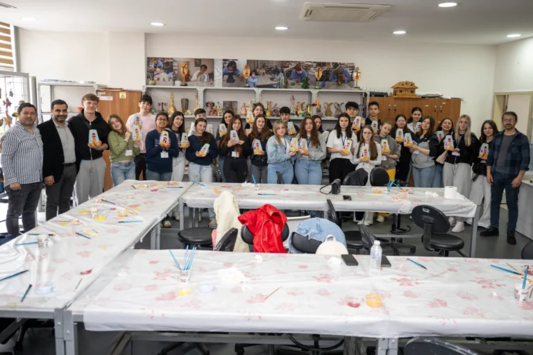 Mersin'de Erasmus projesi kapsamında engelli bireylerin yaşam deneyimlerini yaşayan öğrenciler