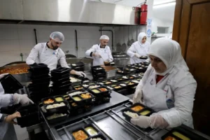 Sakarya Büyükşehir Belediyesi Kurban Bayramı yardım kampanyası kapsamında ihtiyaç sahiplerine et dağıtımı yapılıyor.