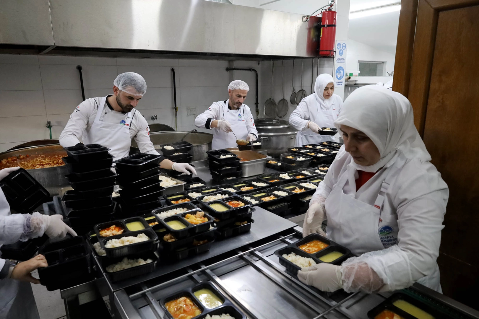 Sakarya Büyükşehir Belediyesi Kurban Bayramı yardım kampanyası kapsamında ihtiyaç sahiplerine et dağıtımı yapılıyor.