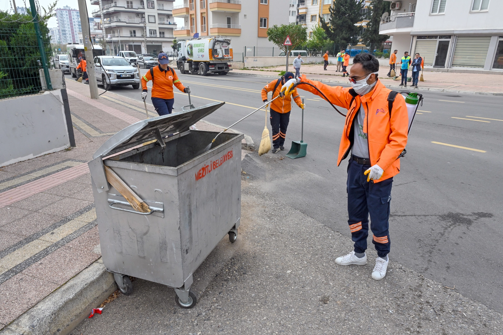 Mersin Büyükşehir Belediyesi ekipleri Kurban Bayramı öncesinde temizlik çalışması yapıyor