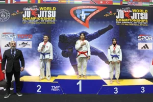 Edirne'den milli sporcu İzel Erim, Ju Jitsu Dünya Şampiyonası'nda gümüş madalya kazandı.