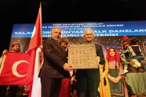 Talas'ta düzenlenen Türk Dünyası Müzik ve Halk Dansları gösterisinden bir sahne