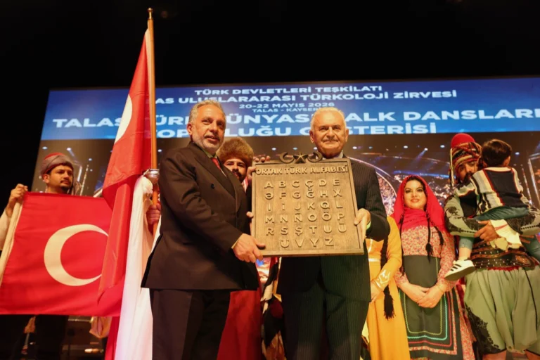 Talas'ta düzenlenen Türk Dünyası Müzik ve Halk Dansları gösterisinden bir sahne