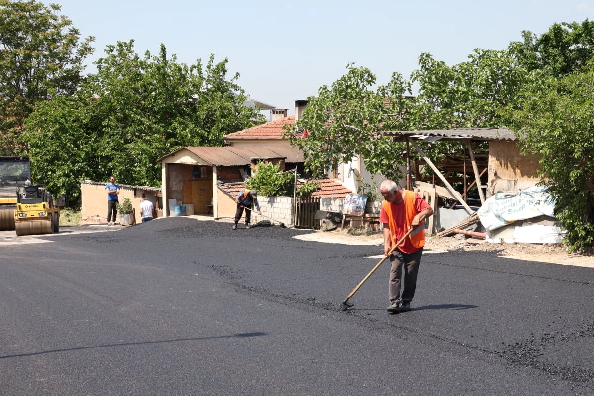 Osmangazi Belediyesi'nin Nilüferköy Mahallesi Kolej Caddesi'ndeki asfalt yenileme çalışması