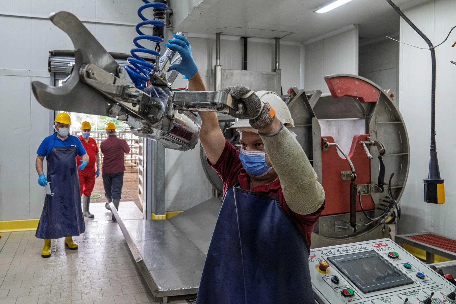 İzmir Büyükşehir Belediyesi'nin Kurban Bayramı hazırlıkları kapsamında kurulan kesim noktaları ve denetimler hakkında bilgi.
