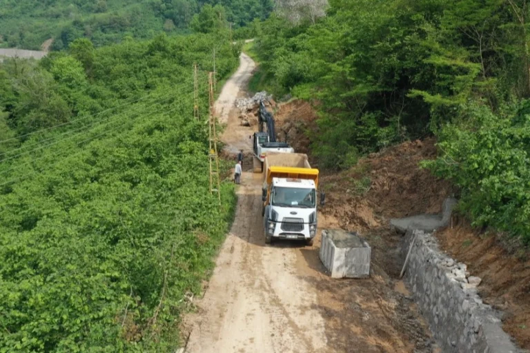 Ordu Büyükşehir Belediyesi'nin Kovancı Mahallesi'nde yol güvenliği için inşa ettiği taş duvar