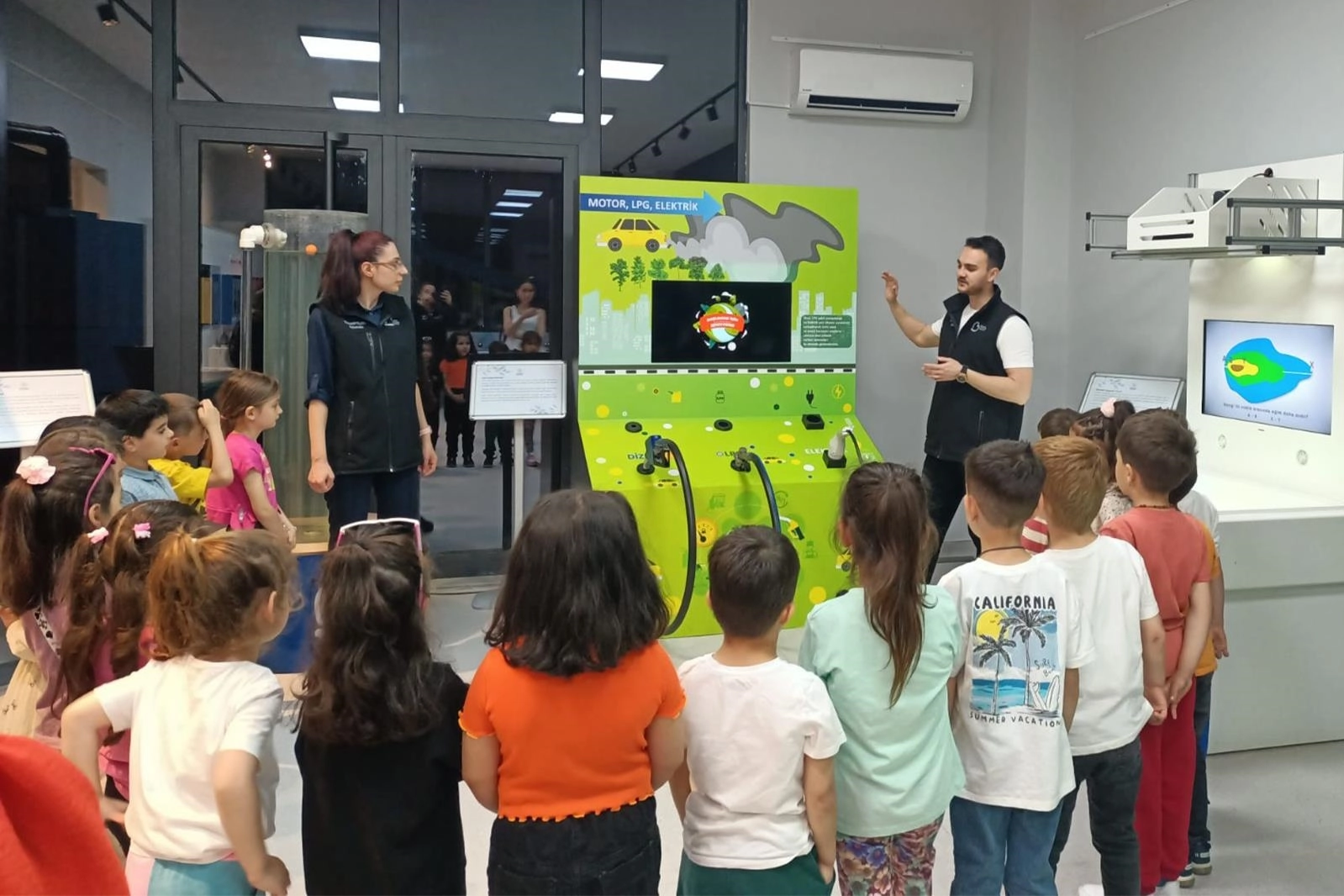 Balıkesir'de bir grup çocuğun Çevre Eğitim ve Bilim Merkezi'nde (ÇEBİM) bilimsel bir deney yaparken çekilmiş fotoğrafı.