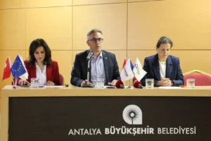 Antalya'da iklim değişikliğiyle mücadele ve aşırı sıcaklara karşı alınacak önlemleri konu alan toplantıdan bir kesit.