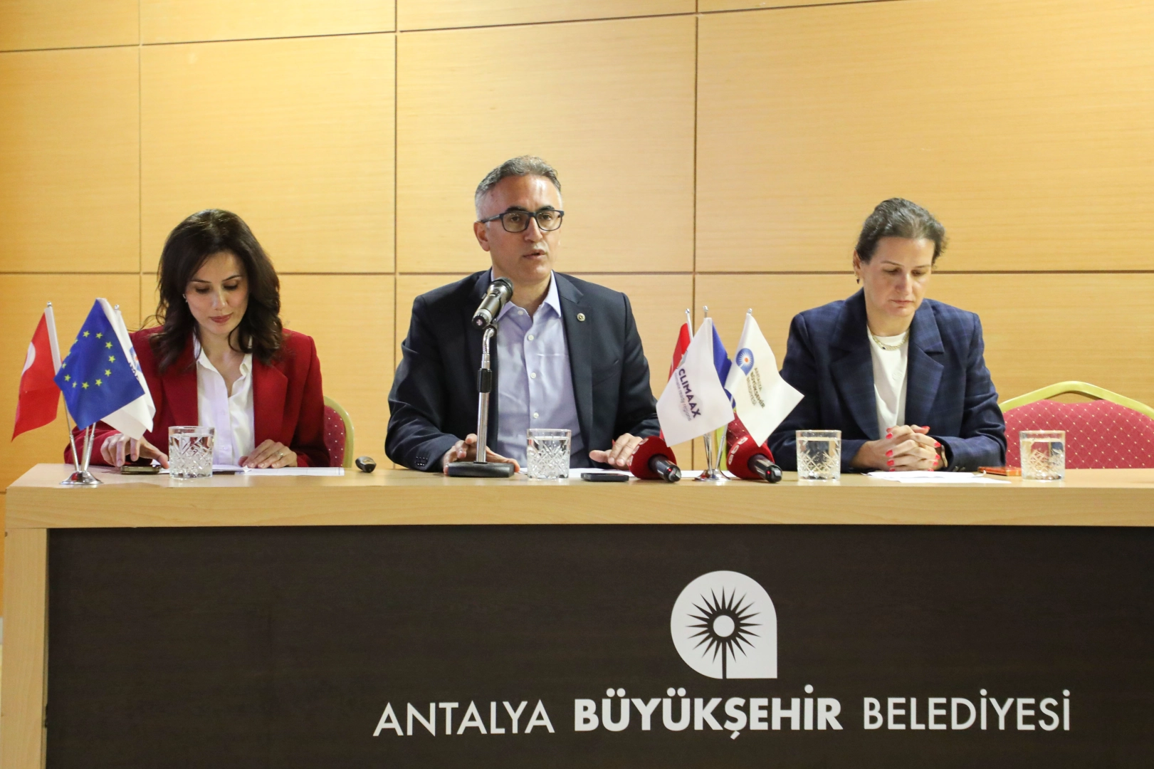 Antalya'da iklim değişikliğiyle mücadele ve aşırı sıcaklara karşı alınacak önlemleri konu alan toplantıdan bir kesit.
