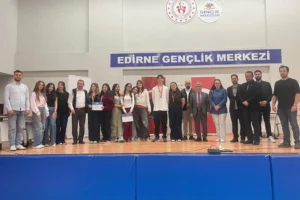 Keşan Anadolu Lisesi münazara takımı, Edirne'de düzenlenen turnuvada birincilik ve ikincilik elde ederek Türkiye finallerine katılmaya hak kazandı.