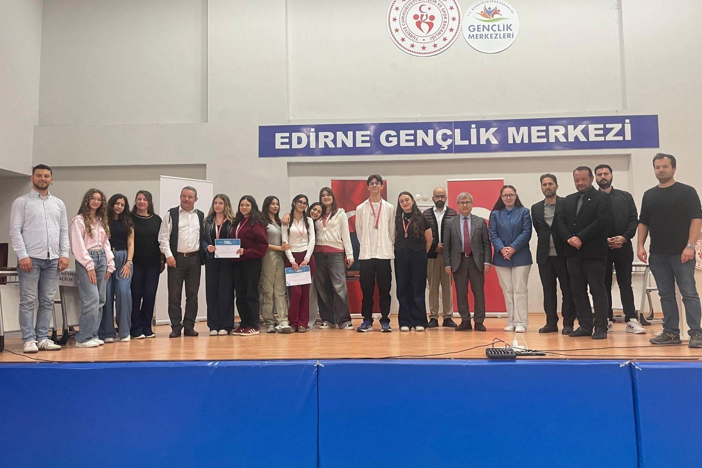 Keşan Anadolu Lisesi münazara takımı, Edirne'de düzenlenen turnuvada birincilik ve ikincilik elde ederek Türkiye finallerine katılmaya hak kazandı.