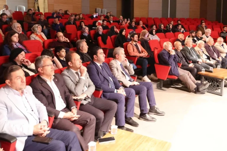 Melikgazi Belediyesi tarafından düzenlenen Necip Fazıl Kısakürek anma gecesi