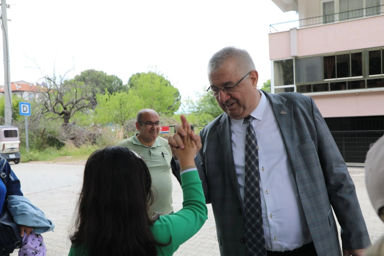 Edremit Belediyesi ekipleri Kurban Bayramı öncesi ilçe genelinde temizlik ve düzenleme çalışmalarını sürdürüyor.