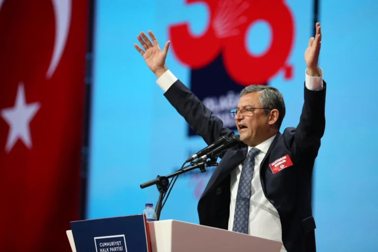 CHP'li Özgür Özel'in TBMM Grup Başkanı olarak seçilmesini gösteren görsel