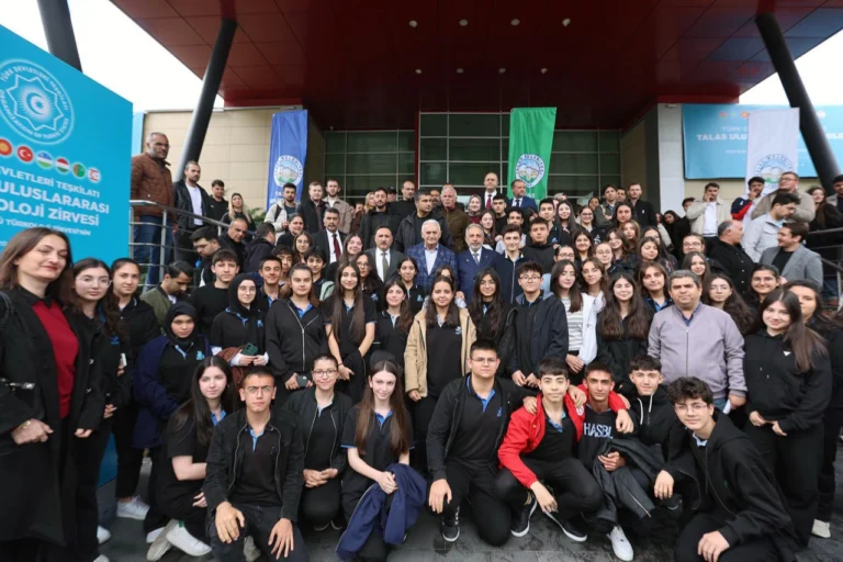 Uluslararası Türkoloji Zirvesi'ne katılan konuşmacılar ve katılımcılar