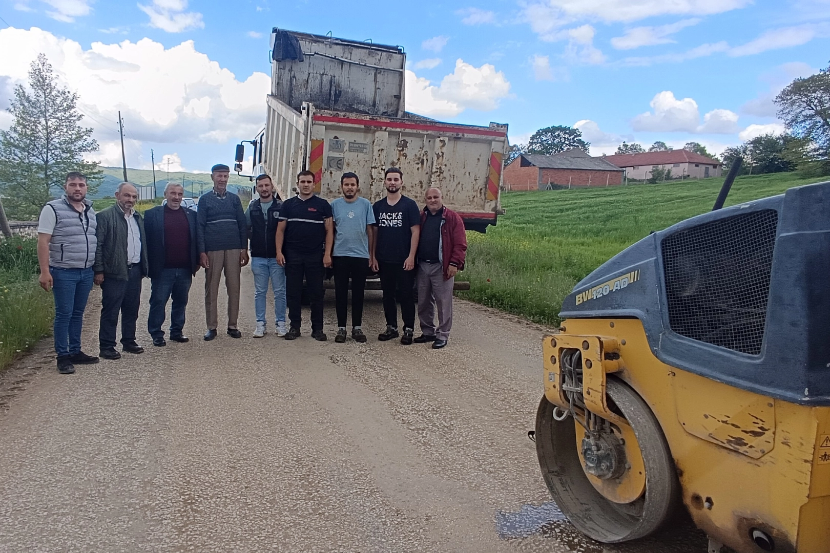 Bilecik'te bayram öncesi köy yollarında bakım ve onarım çalışmaları yapılıyor.
