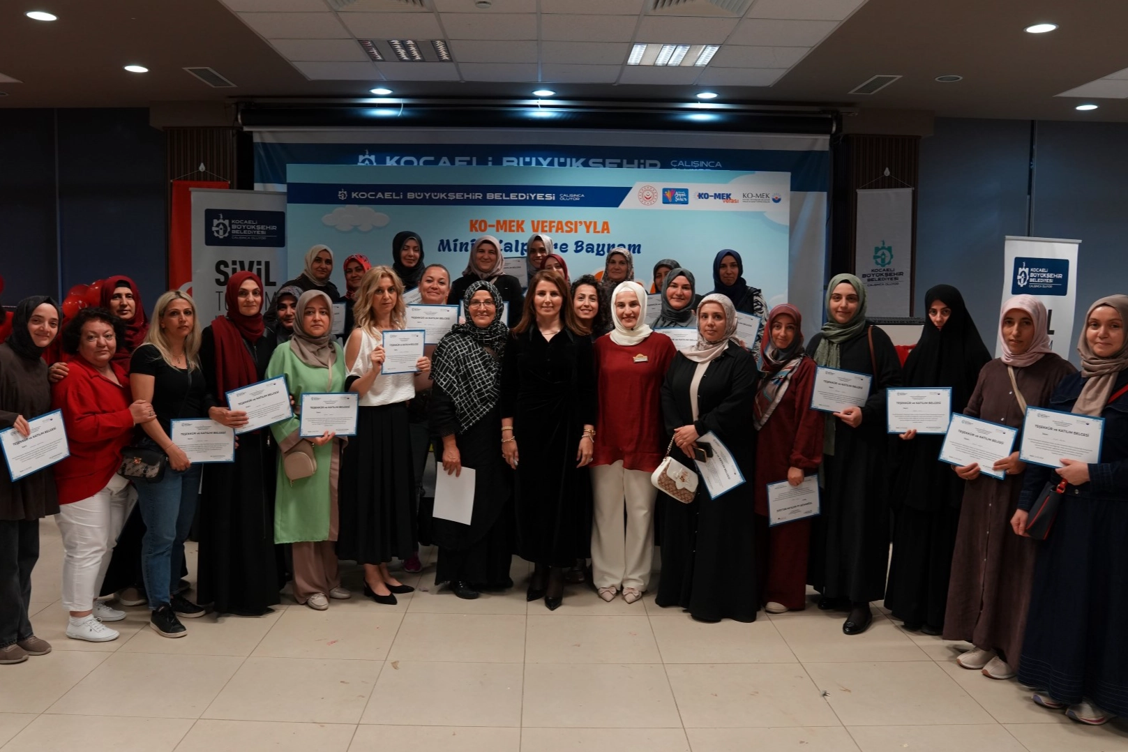 KO-MEK Vefası projesi kapsamında Sevgi Evleri'ndeki çocuklar bayramlık hediyelerini alırken
