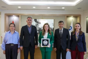 Antalya Büyükşehir Belediyesi'nin çevre eğitiminde kazandığı 32. ödülünü gösteren görsel.