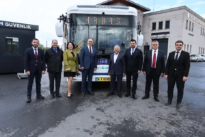 Kayseri Büyükşehir Belediye Başkanı Dr. Memduh Büyükkılıç, elektrikli otobüsün test sürüşünde