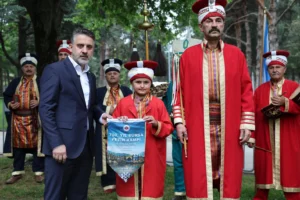 Bursa Büyükşehir Belediye Başkan Vekili Şahin Biba, genç izcilere yeni izci evi ve kamp alanı müjdesi veriyor.
