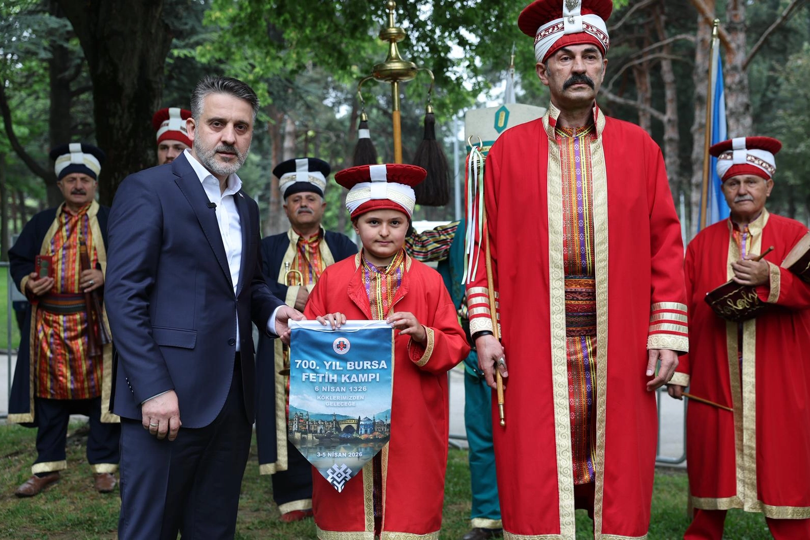 Bursa Büyükşehir Belediye Başkan Vekili Şahin Biba, genç izcilere yeni izci evi ve kamp alanı müjdesi veriyor.