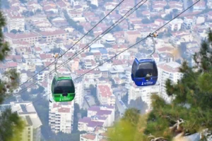 Balçova Teleferik Tesisleri'nde yaz tarifesiyle birlikte uzatılan ziyaret saatleri ve İzmir manzarası
