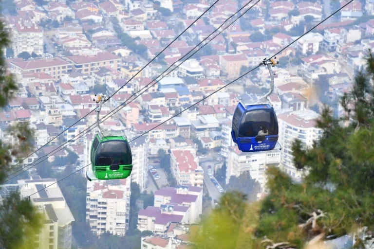 Balçova Teleferik Tesisleri'nde yaz tarifesiyle birlikte uzatılan ziyaret saatleri ve İzmir manzarası