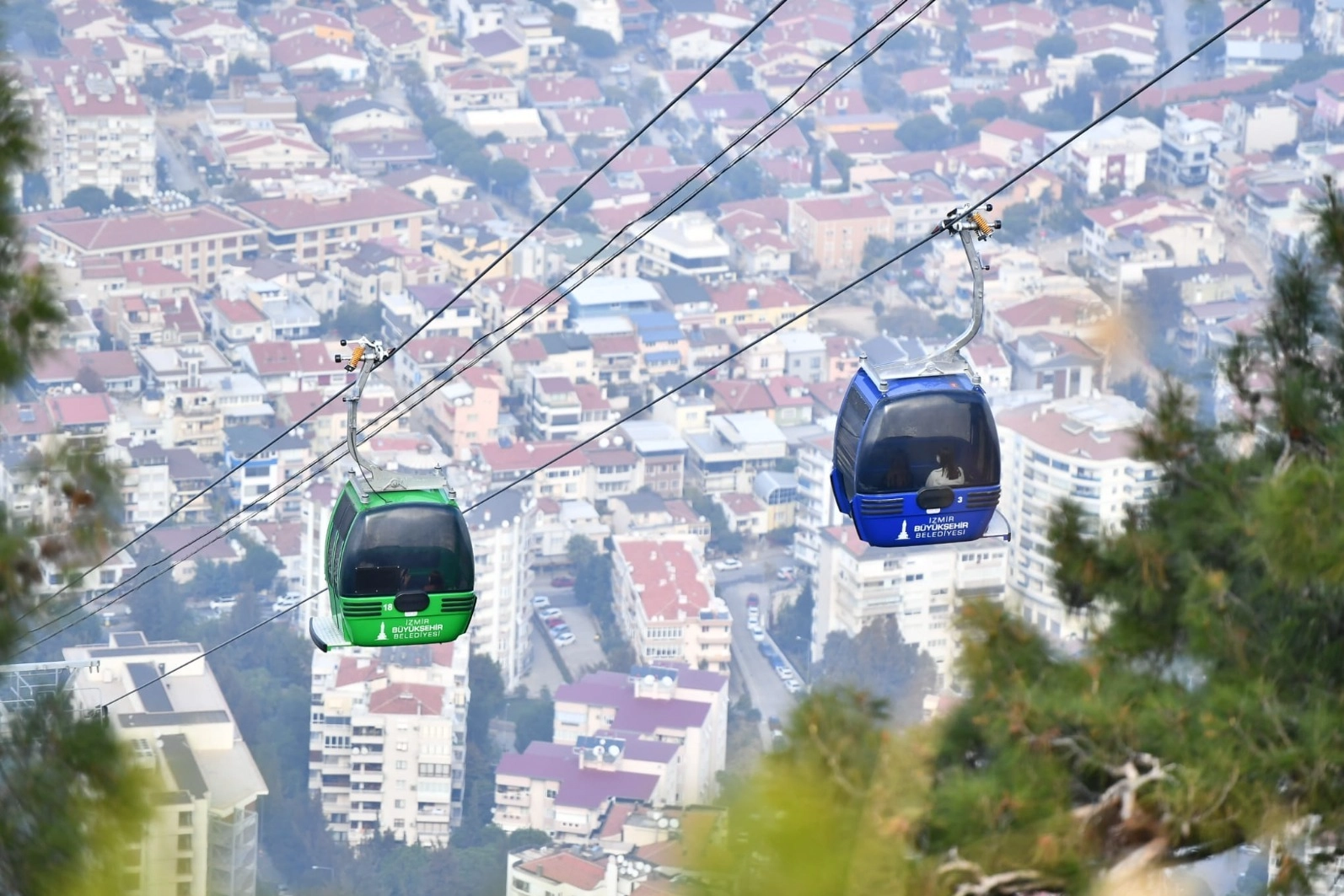 Balçova Teleferik Tesisleri'nde yaz tarifesiyle birlikte uzatılan ziyaret saatleri ve İzmir manzarası