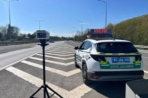 Jandarma ekipleri bayram trafik denetimlerinde sürücüleri bilgilendiriyor.