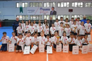 Osmangazi Belediyespor badminton takımının kazandığı Türkiye şampiyonluklarını kutlayan sporcular