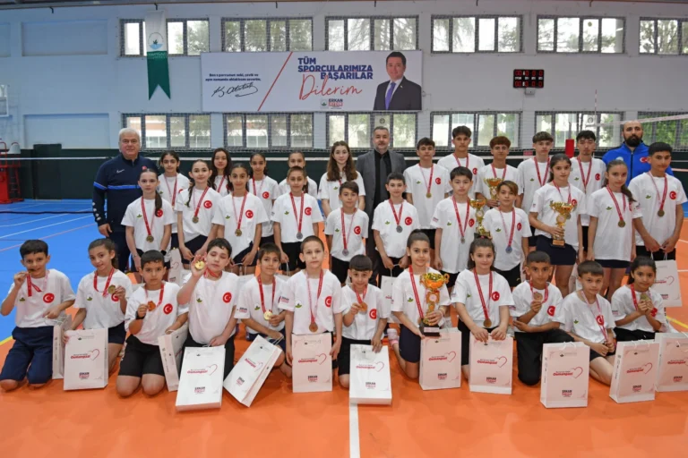 Osmangazi Belediyespor badminton takımının kazandığı Türkiye şampiyonluklarını kutlayan sporcular