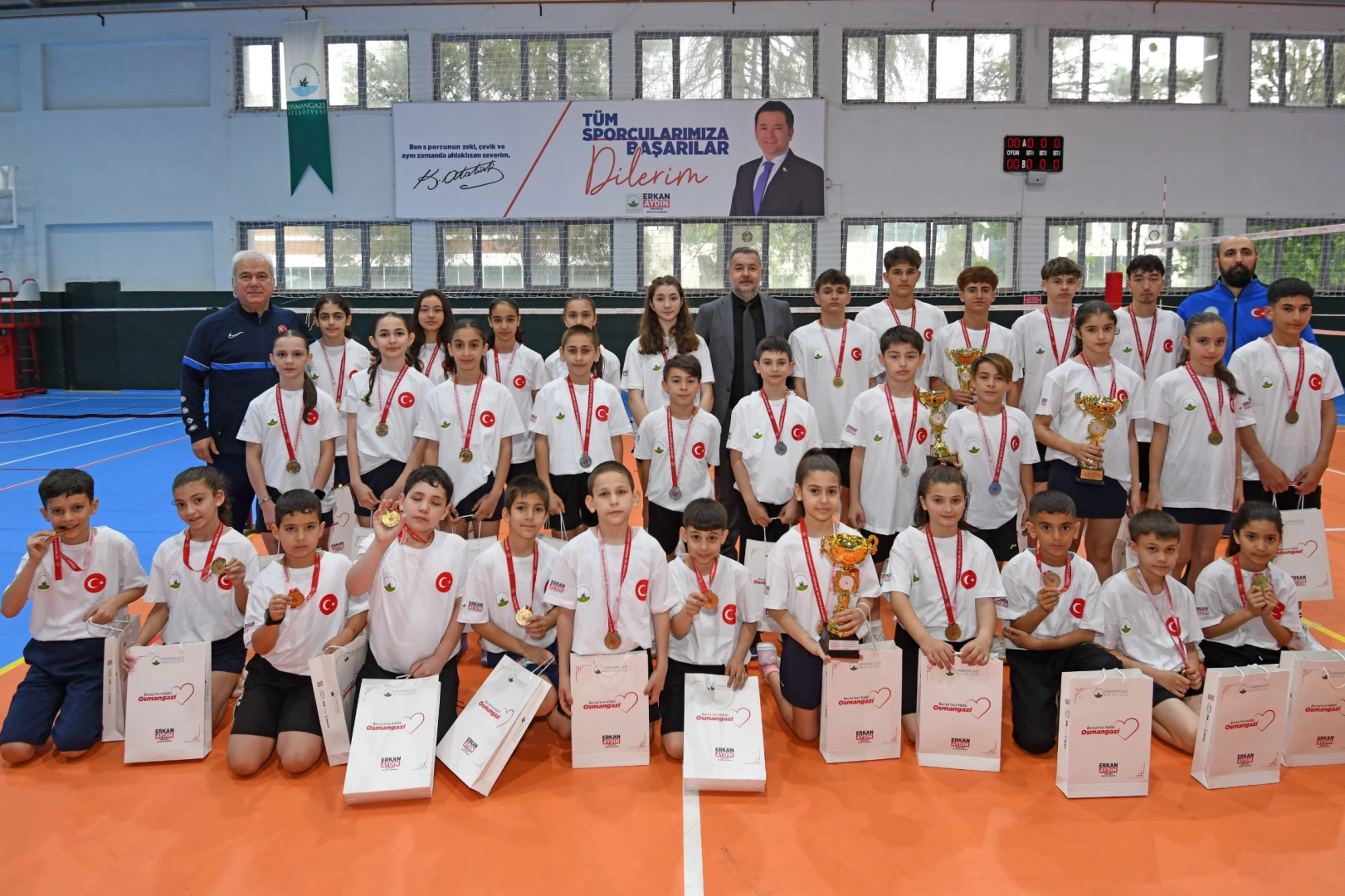 Osmangazi Belediyespor badminton takımının kazandığı Türkiye şampiyonluklarını kutlayan sporcular