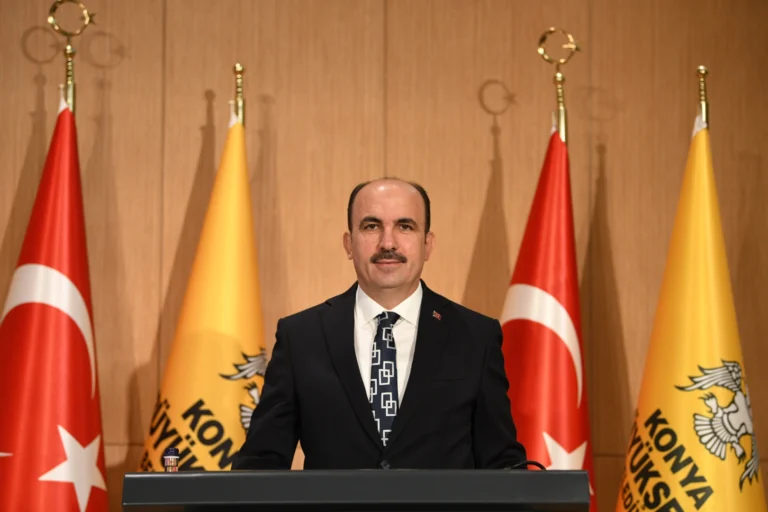 Konya'da siyer bilgi yarışması kazanan öğrenciler umre ödülü kazandı