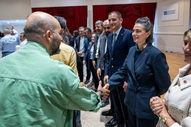 Üsküdar Belediye Başkanı Sinem Dedetaş, belediye çalışanlarıyla bayramlaştı.