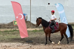 Balıkesir'de 19 Mayıs Atatürk'ü Anma, Gençlik ve Spor Bayramı kapsamında düzenlenen etkinlikte öğrenciler binicilik ve atlı okçuluk yapıyor.