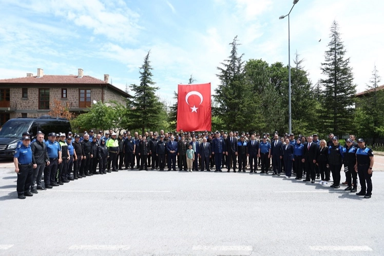 Kayseri Büyükşehir Belediye Başkanı Dr. Memduh Büyükkılıç, Kurban Bayramı'nda vatandaşlarla bayramlaşıyor.