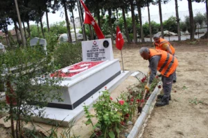 Antalya'da Kurban Bayramı öncesi mezarlıklarda bakım ve temizlik çalışmaları yapılıyor, ücretsiz ring seferleri düzenlenecek.