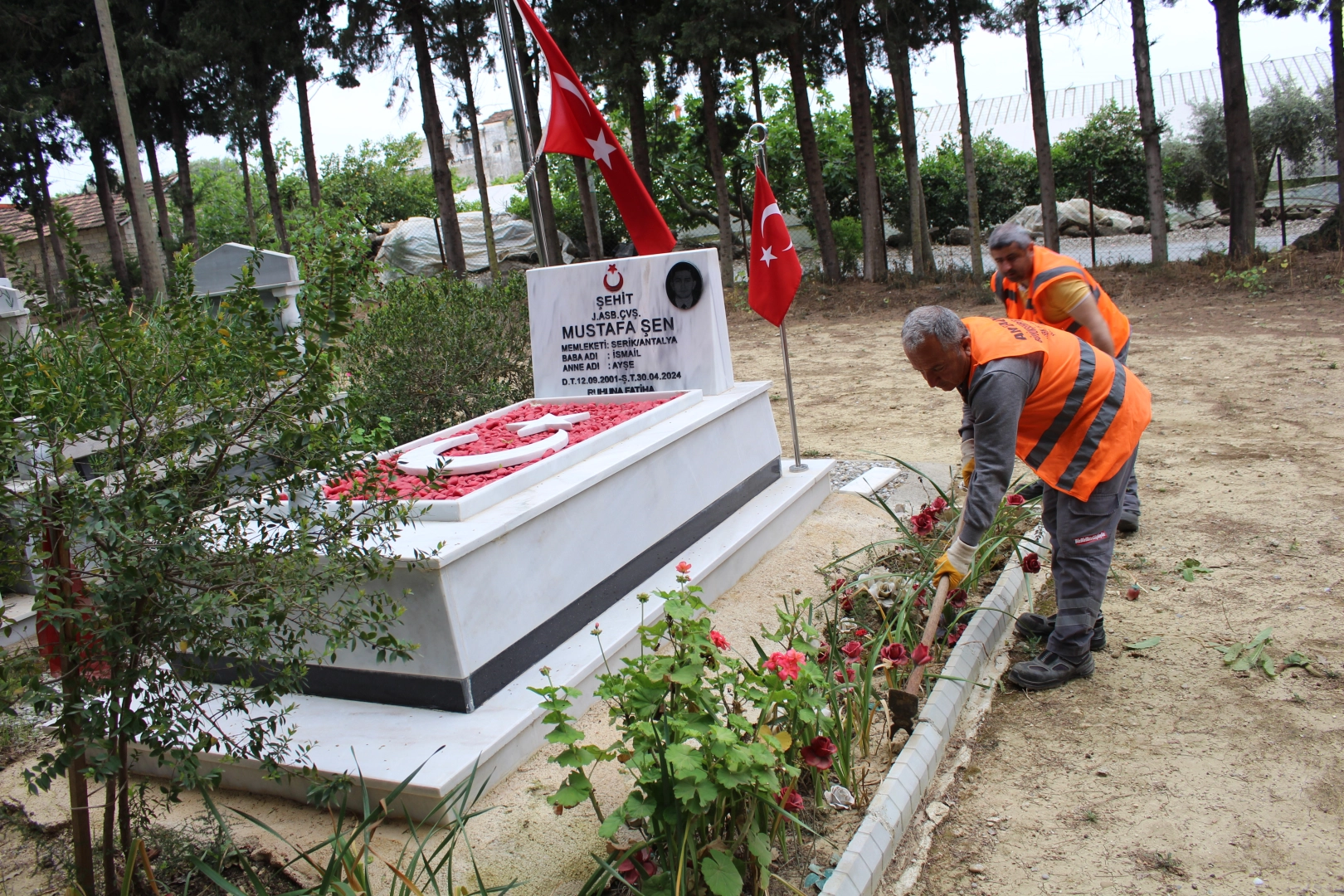 Antalya'da Kurban Bayramı öncesi mezarlıklarda bakım ve temizlik çalışmaları yapılıyor, ücretsiz ring seferleri düzenlenecek.
